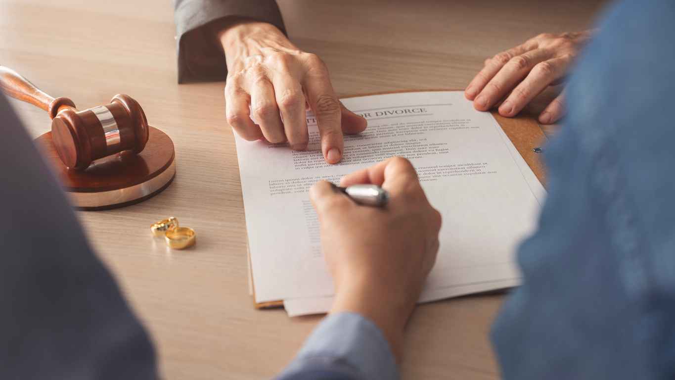 Divorce contract form with ring